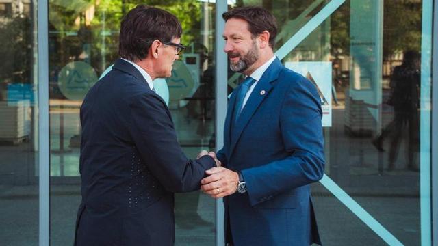 El president de la Generalitat, Salvador Illa, amb el president d’Alvèrnia-Roine-Alps, Fabrice Pannekoucke, ahir a Lió. | EL PERIÓDICO
