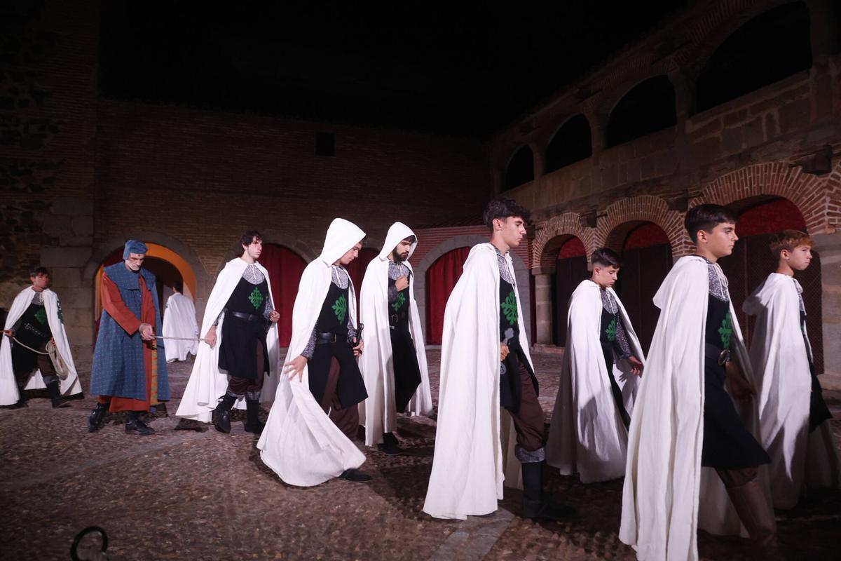 Belalcázar se rinde a 'El halcón y la columna' en el vigésimo aniversario de su primera representación