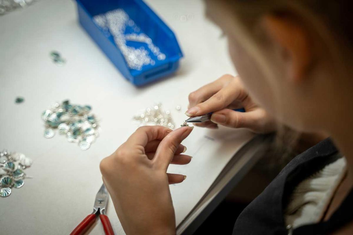 El repujado, el esmaltado, la filigrana y el acibeche son algunas de las técnicas que han perdurado a lo largo de los siglos entre los ourives de Compostela