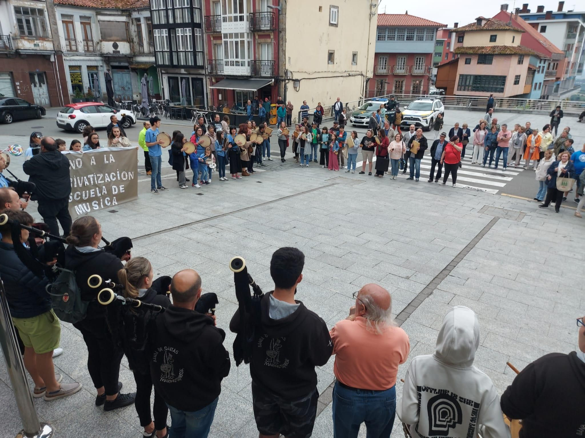 En imágenes: Así fue la manifestación contra el cierre de la Escuela de Música de Tineo