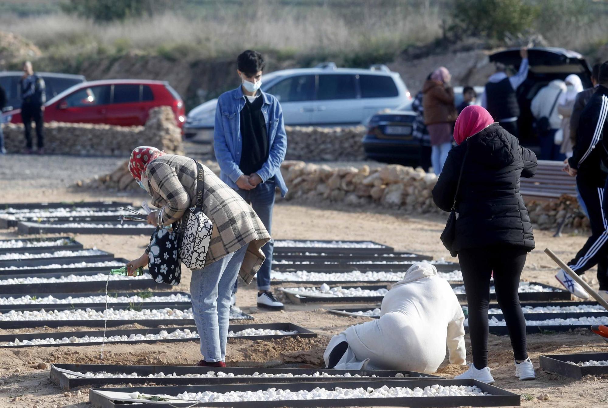 Entierro de Wafaa Sebbah en el cementerio Jardín Muslmán de València