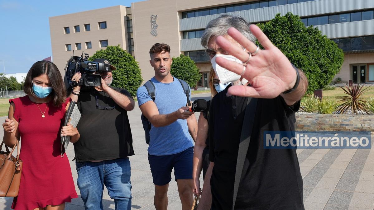 El acusado, Vicente Paradís, junto a su abogada, a la salida ayer del juzgado.