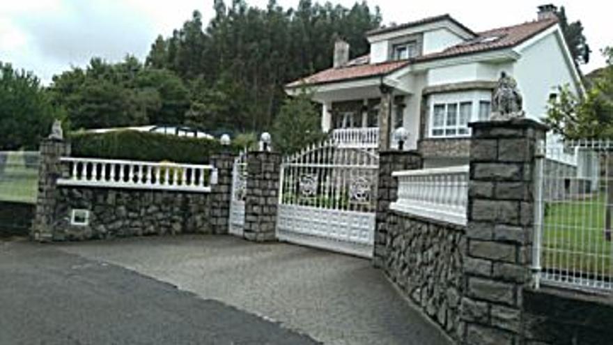 345.000 € Venta de casa en Piedras Blancas (Castrillón) 270 m2, 6 habitaciones, 3 baños, 1.278 €/m2...