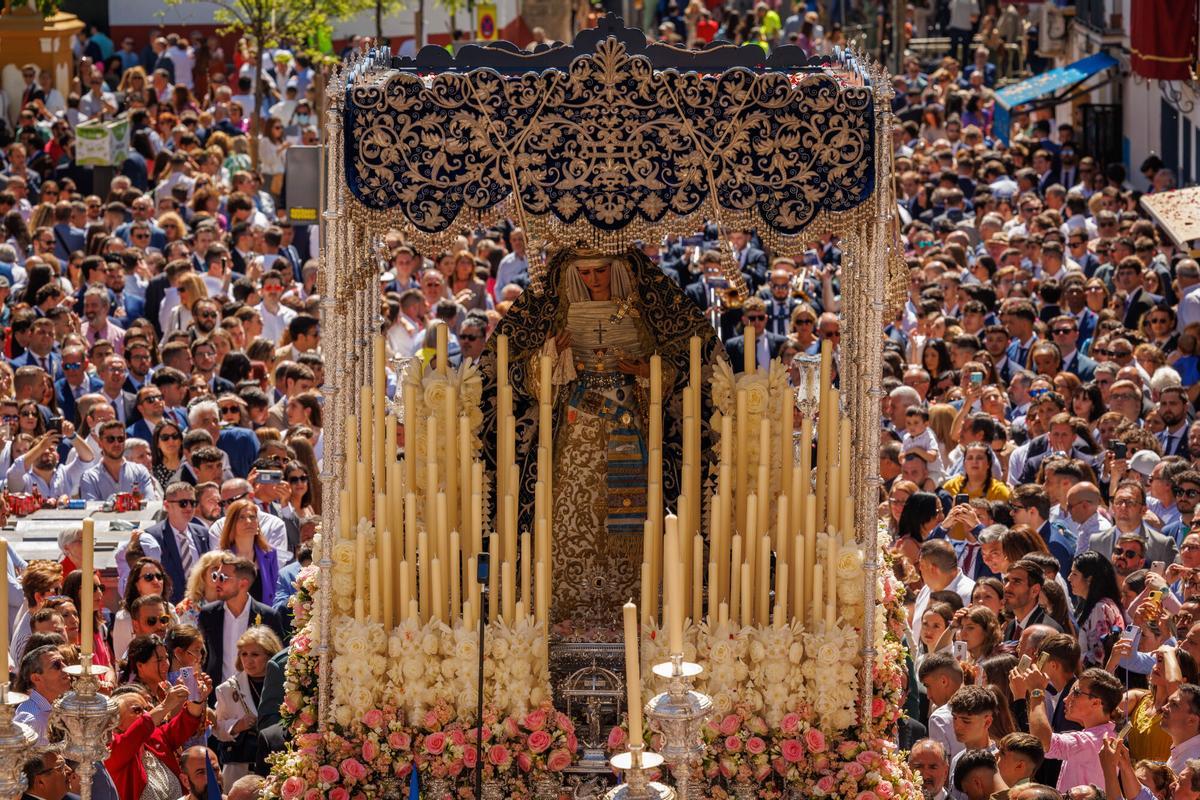 El paso de palio de la Virgen de la Hiniesta, entre la multitud tras salir la Iglesia de San Julián.