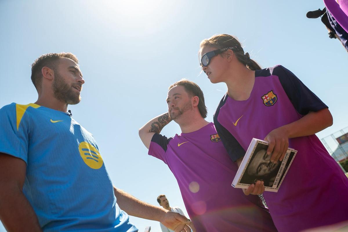 Eric conversa con dos componentes de Barça Genuine.