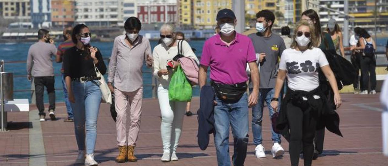 Personas con mascarillas por el paseo de Las Canteras de la capital grancanaria. | | ANDRÉS CRUZ