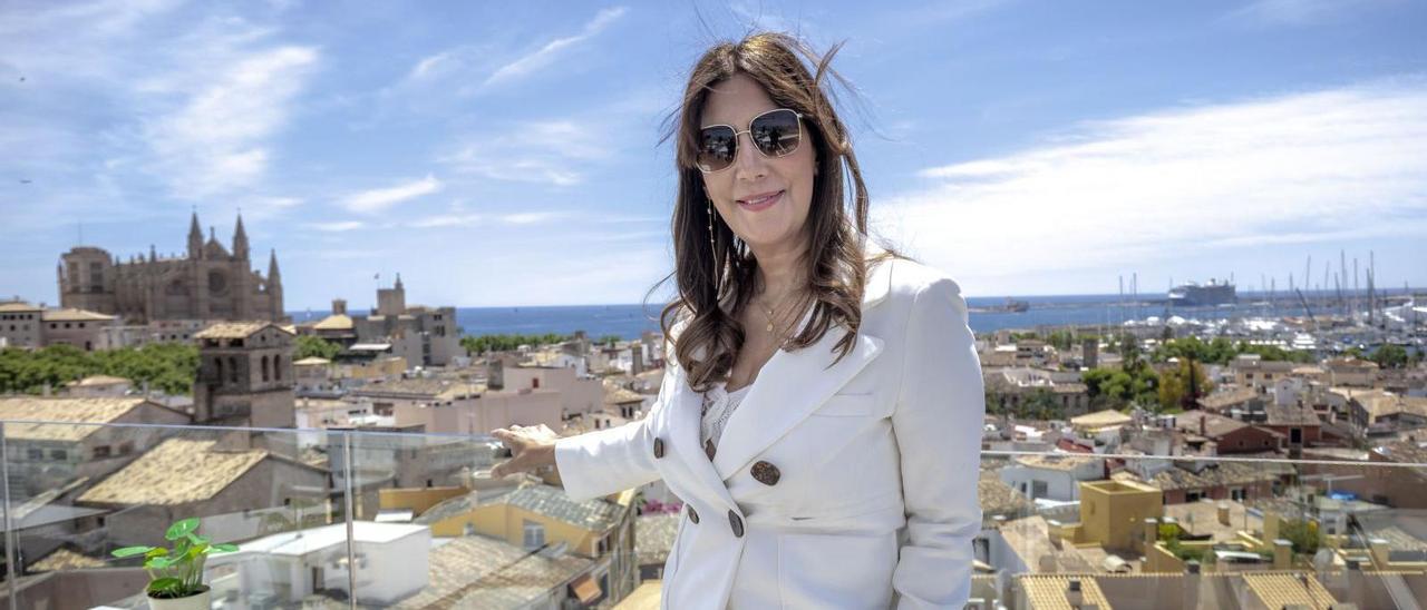 La escritora donostiarra, este miércoles con la Catedral y la Bahía de Palma al fondo