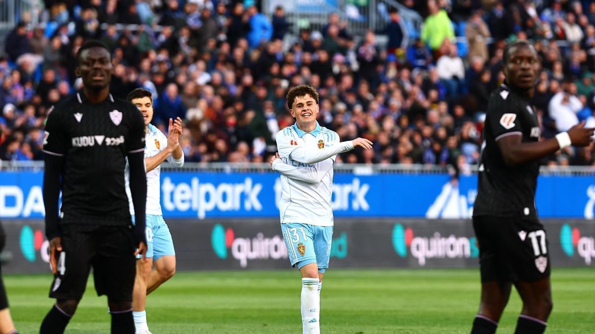 Pinilla sonríe tras una ocasión durante el partido ante el Almería.