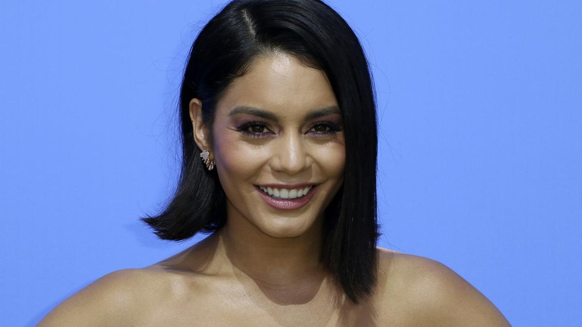 El último look de Vanessa Hudgens es el perfecto para las invitadas más fashionistas