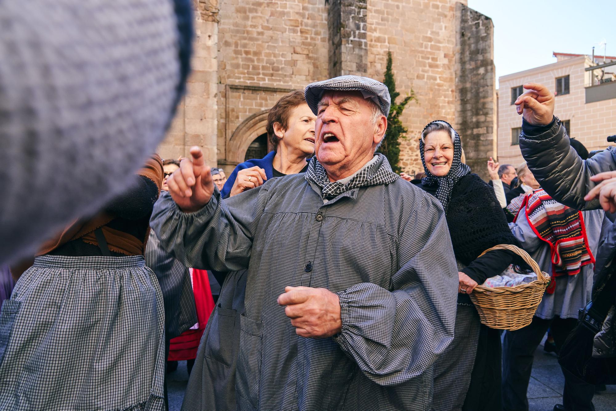 GALERÍA | Así ha sido la quema del tradicional pelele en Cáceres