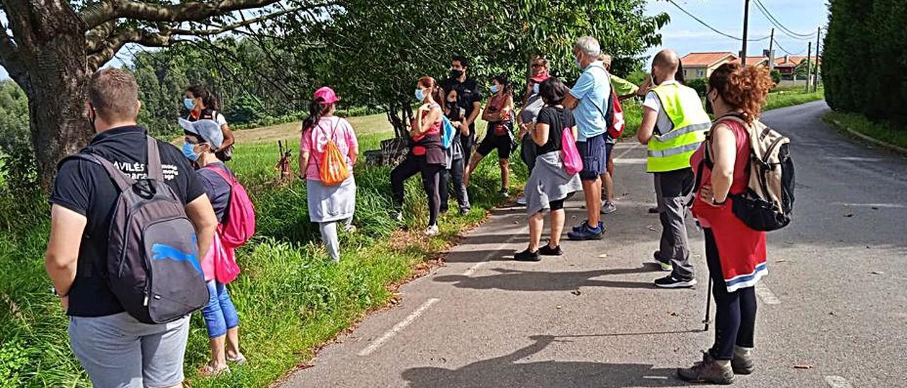 Participantes de la ruta “El final del camino”, ayer, durante la misma.