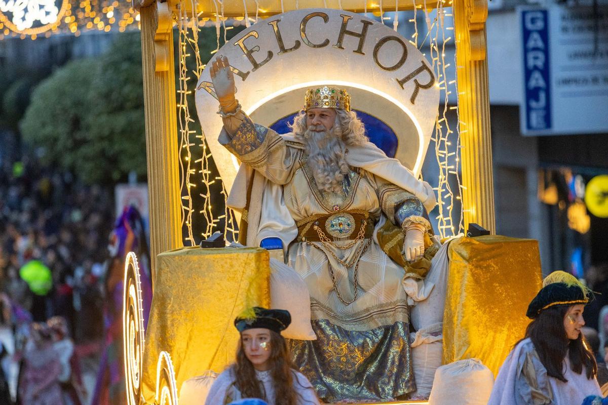 Los Reyes Magos recorren las calles de Santiago