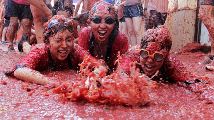 Buñol se sumerge en caldo rojo