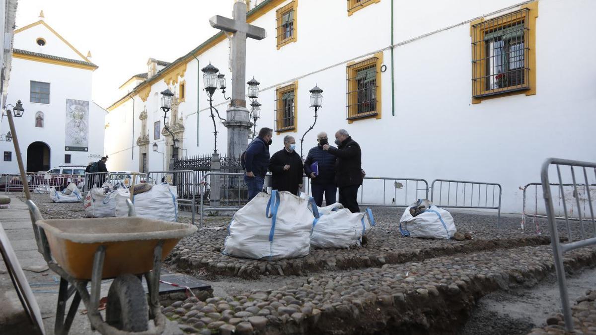 Salvador Fuentes ha inspeccionado hoy los trabajos de soterramiento del cableado en la Plaza de Capuchinos.