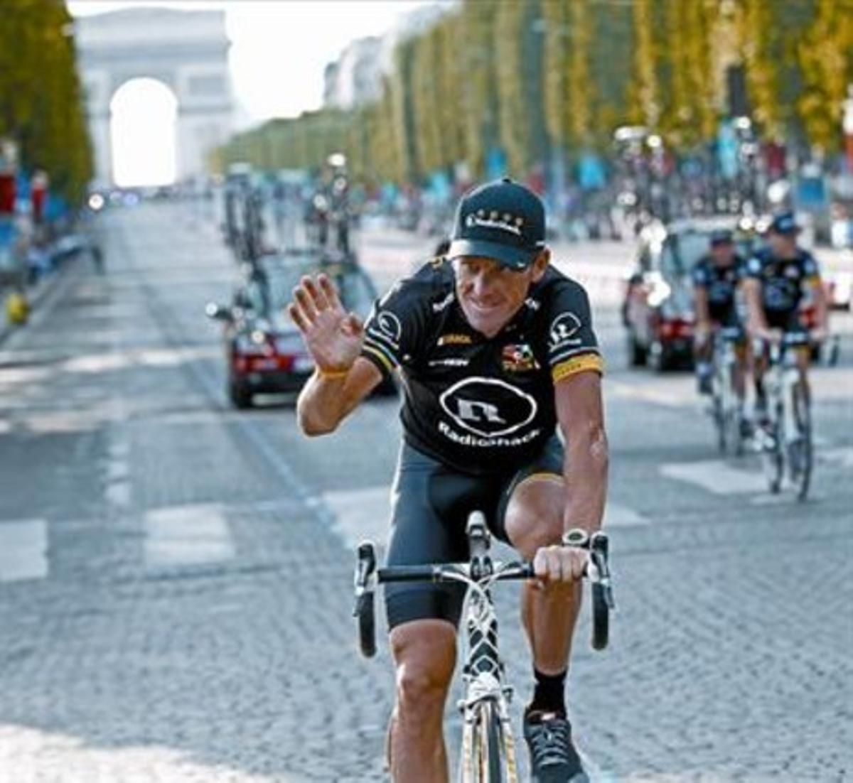 Armstrong saluda els aficionats durant la volta d’honor als Camps Elisis de París, ahir. Armstrong saluda els aficionats durant la volta d’honor als Camps Elisis de París, ahir.