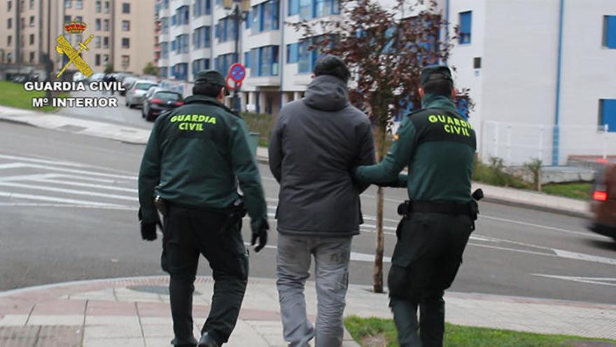 La Guardia Civil detiene en media hora a un preso fugado de la cárcel de El Dueso