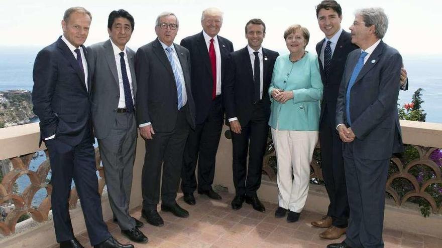 Los líderes del G-7, ayer, posando para los medios en Taormina. // Efe