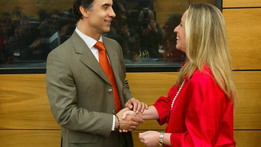 La nueva ministra de Sanidad saluda al consejero castellano-leonés.