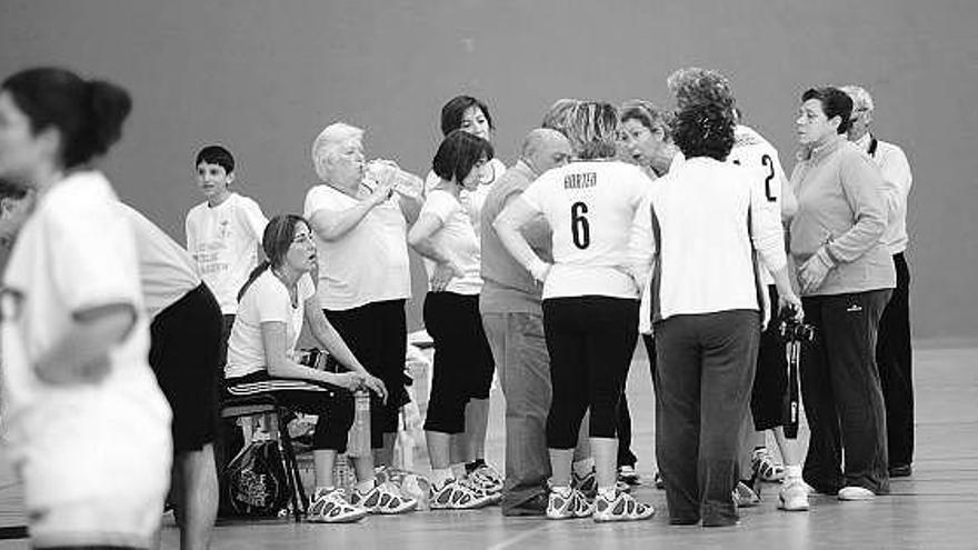 Las jugadoras del equipo de veteranas del Llaranes, reunidas durante un partido.