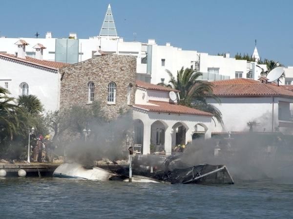 El foc crema tres embarcacions a Roses