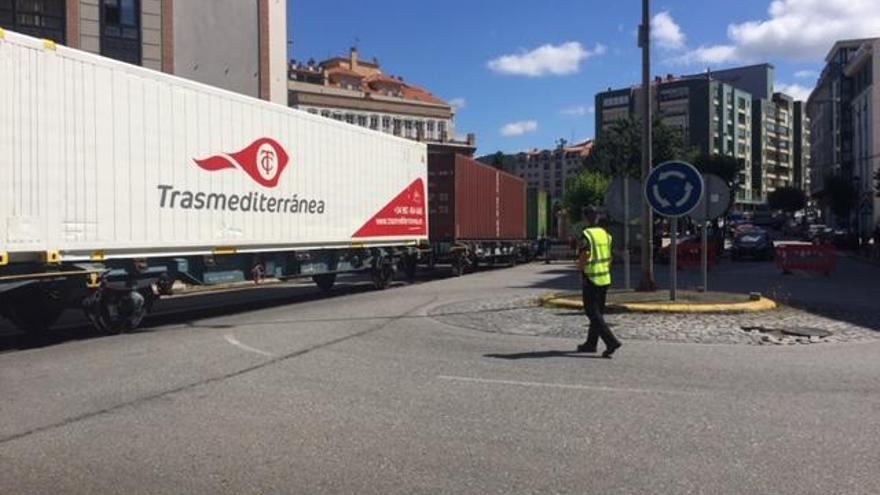 El segundo tren portuario que atraviesa el centro de Vilagarcía duplica los contenedores