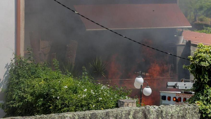 Un «infierno» de llamas y explosión en una casa de Cambados deja ocho afectados