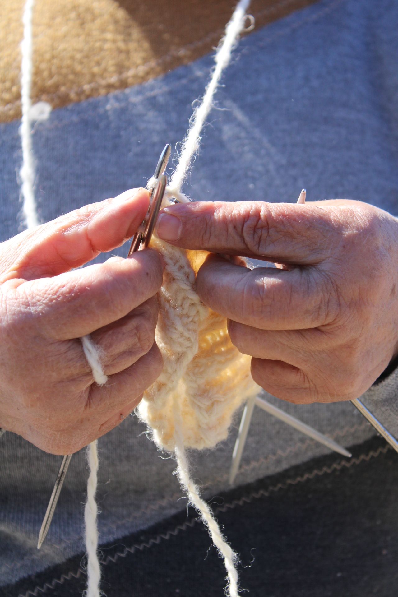 GALERÍA | Desde el esquilado al hilado: así obtiene la lana esta vecina de Villardeciervos
