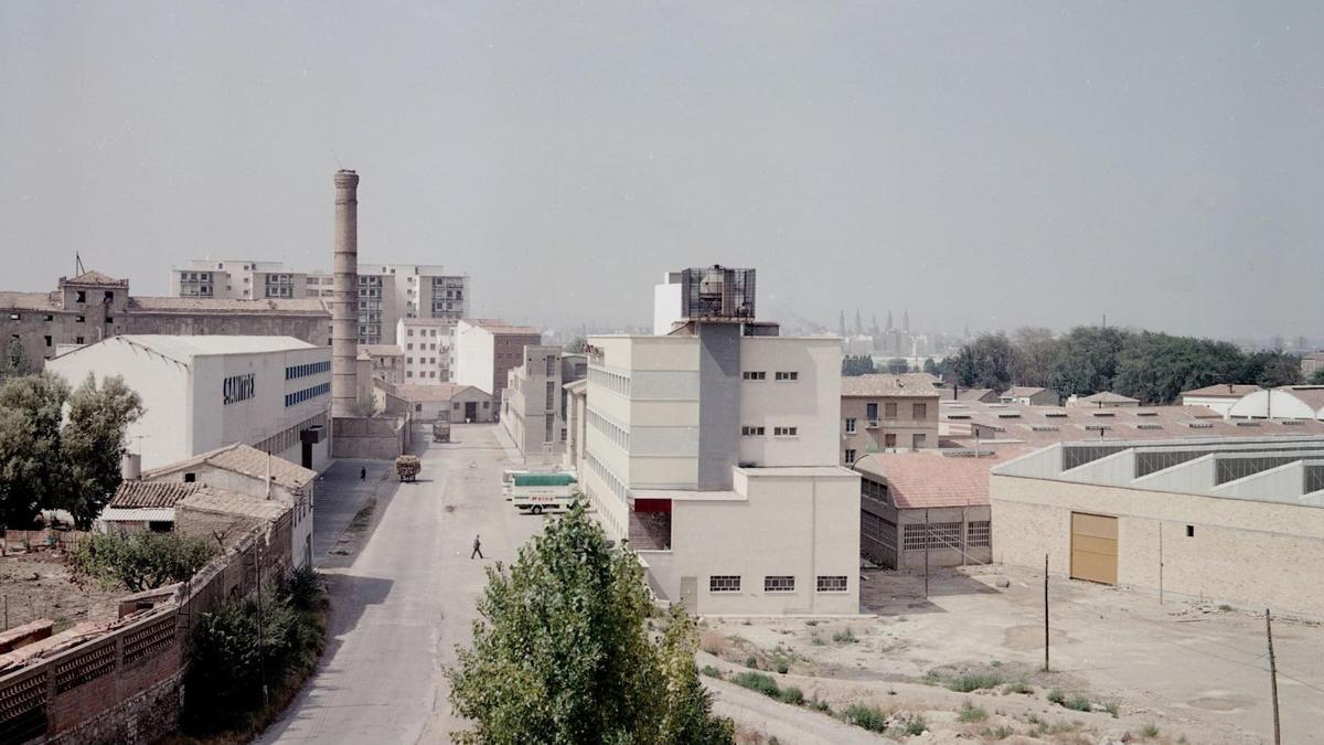 Imagen de 1968 con la antigua Balay, a la derecha, frente a Sanitrex, donde hoy se ubica el Alcampo.
