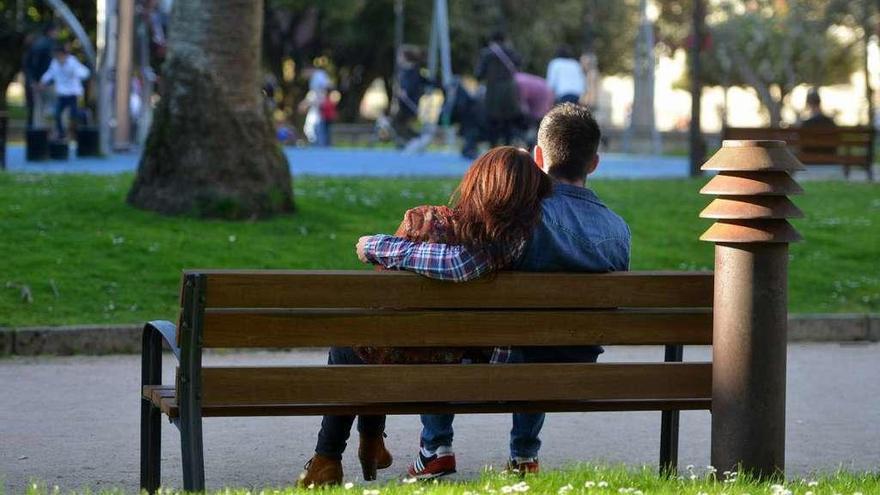 Una pareja disfruta de una tarde soleada en el parque de las Palmeras. // Gustavo Santos