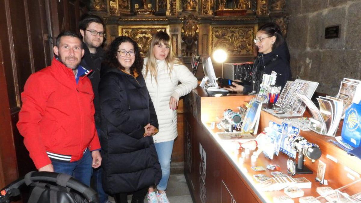 Noemia Valado, este fin de semana, ya con un grupo de turistas en la catedral de Ourense.  | // FERNANDO CASANOVA