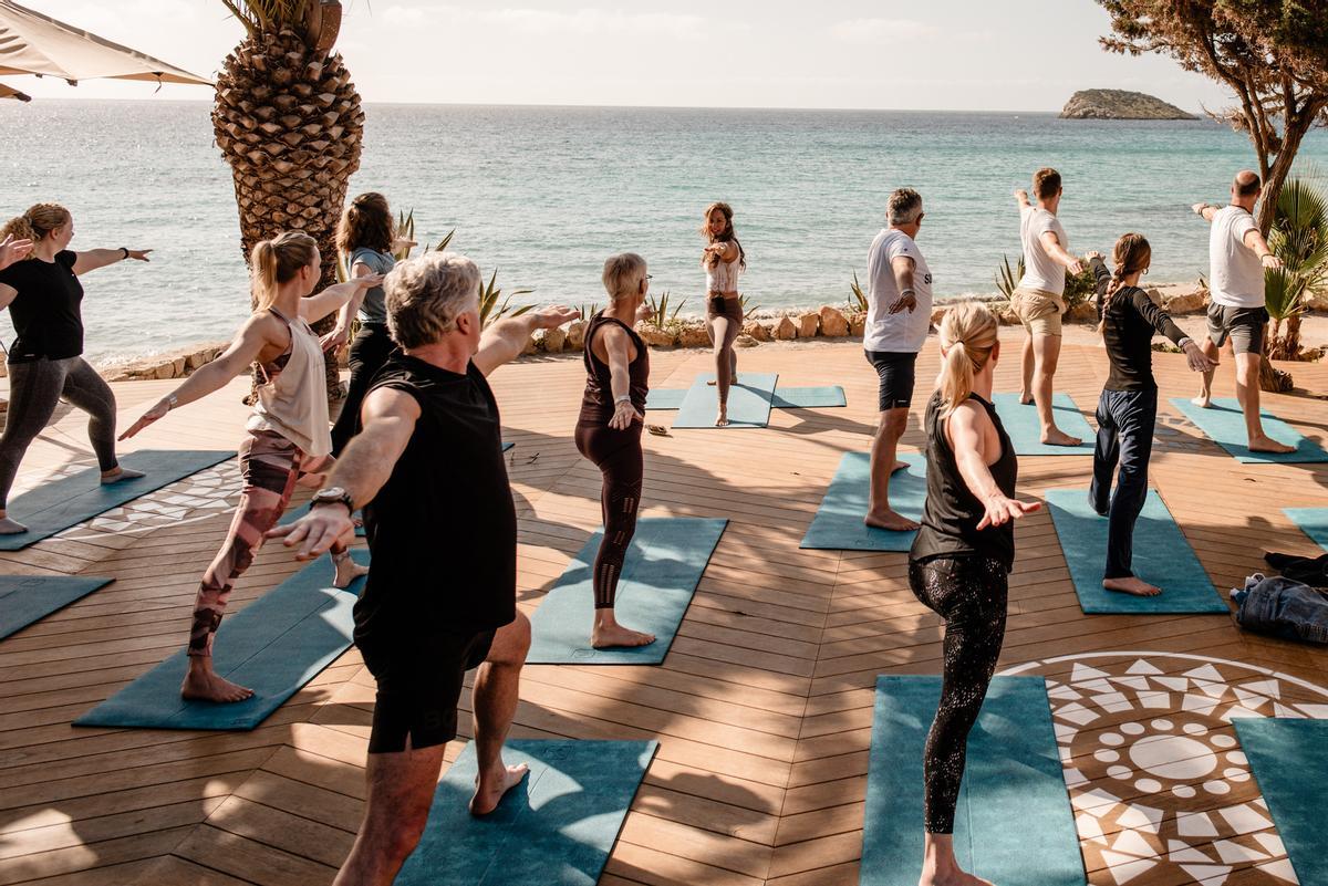 Las clases de yoga frente al mar se convierten en una experiencia única en Aiyanna Ibiza.