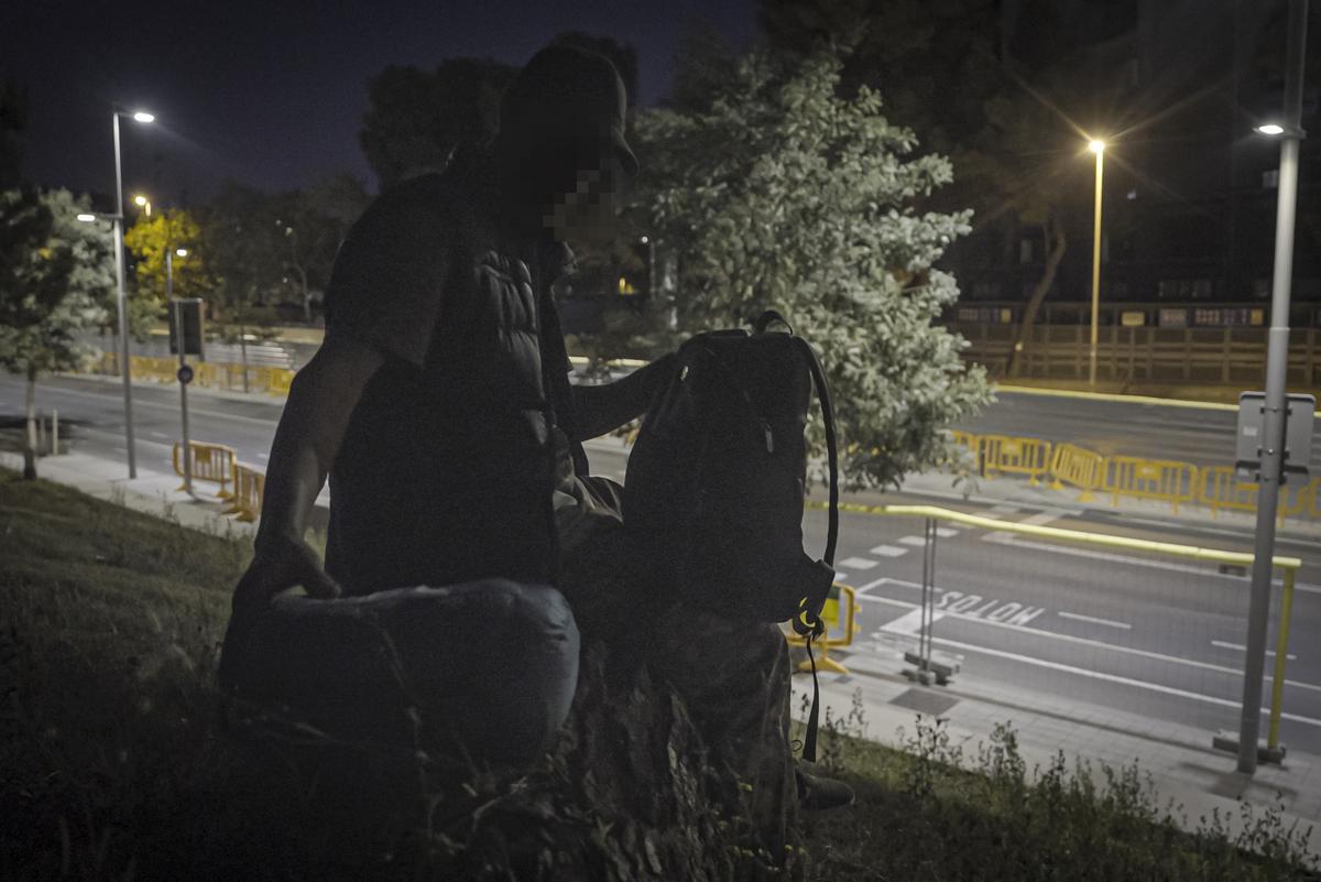 Mohamed usa un saco de dormir para pernoctar delante de las instalaciones del Barça para trabajar en las obras del estadio el sábado siguente, este verano.