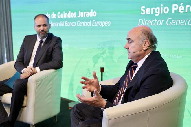 L’exvicepresident del BCE i exministre d’Economia, Luis de Guindos, amb Sergio Pérez, director general de Cajamar, durant el diàleg celebrat en la trobada organitzada per Cajamar a Múrcia