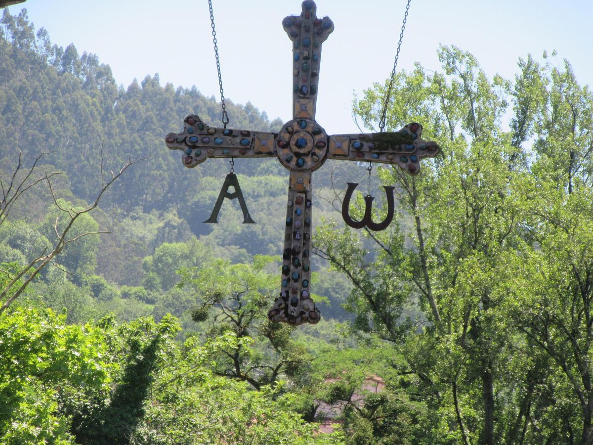 La Cruz de la Victoria que cuelga de El Puentón de Cangas de Onís.