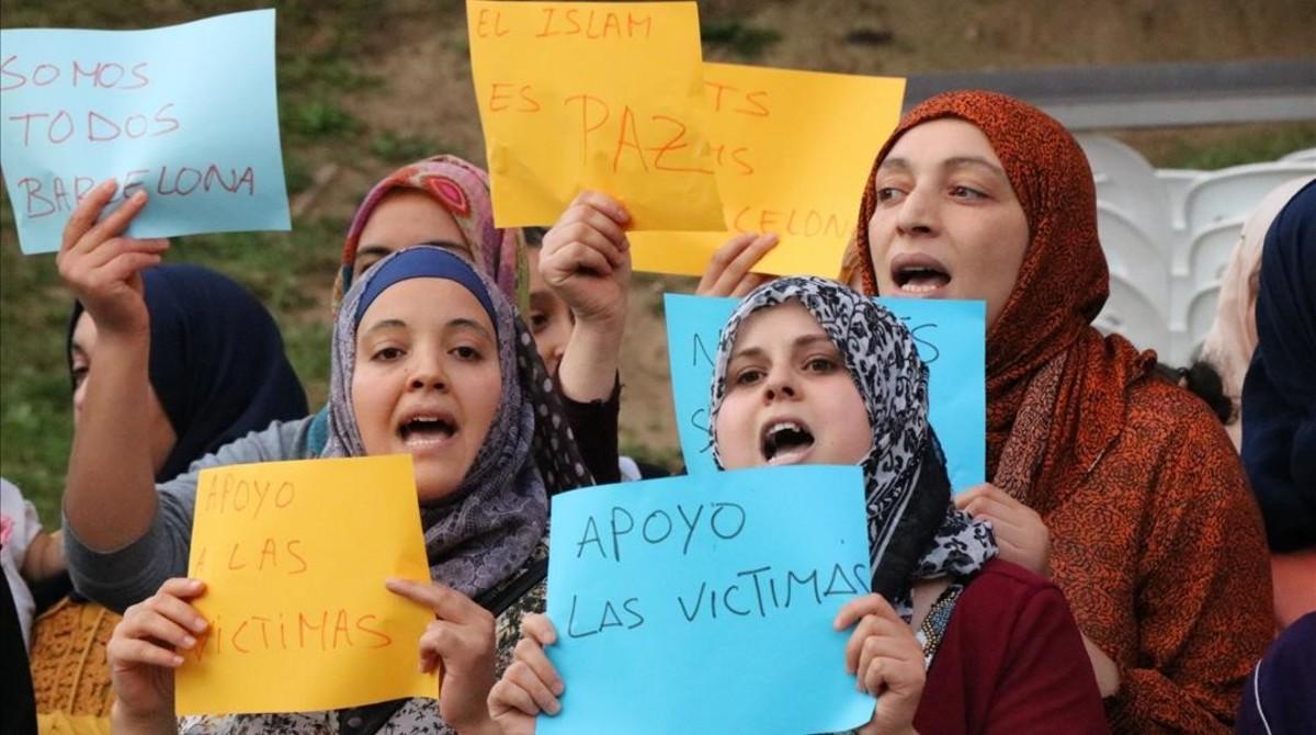 Mujeres musulmanas se manifestan en Ripoll en repulsa por el atentado, el día 20.