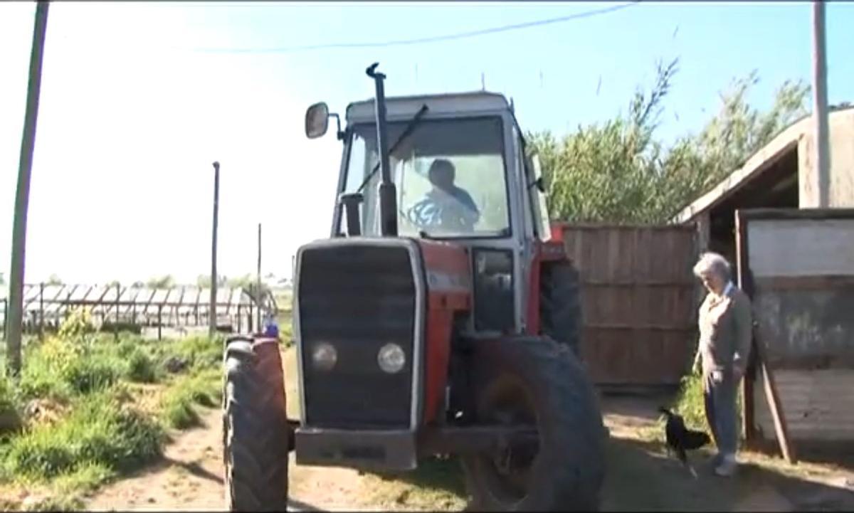 Pepe Mujica subido en su tractor, a la derecha, Lucía Topolansky, en una imagen captada del documental mallorquín.