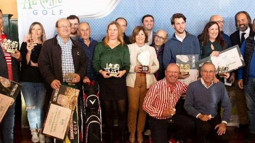 Foto de familia de los ganadores y, abajo, participantes y asistentes a este torneo aniversario.