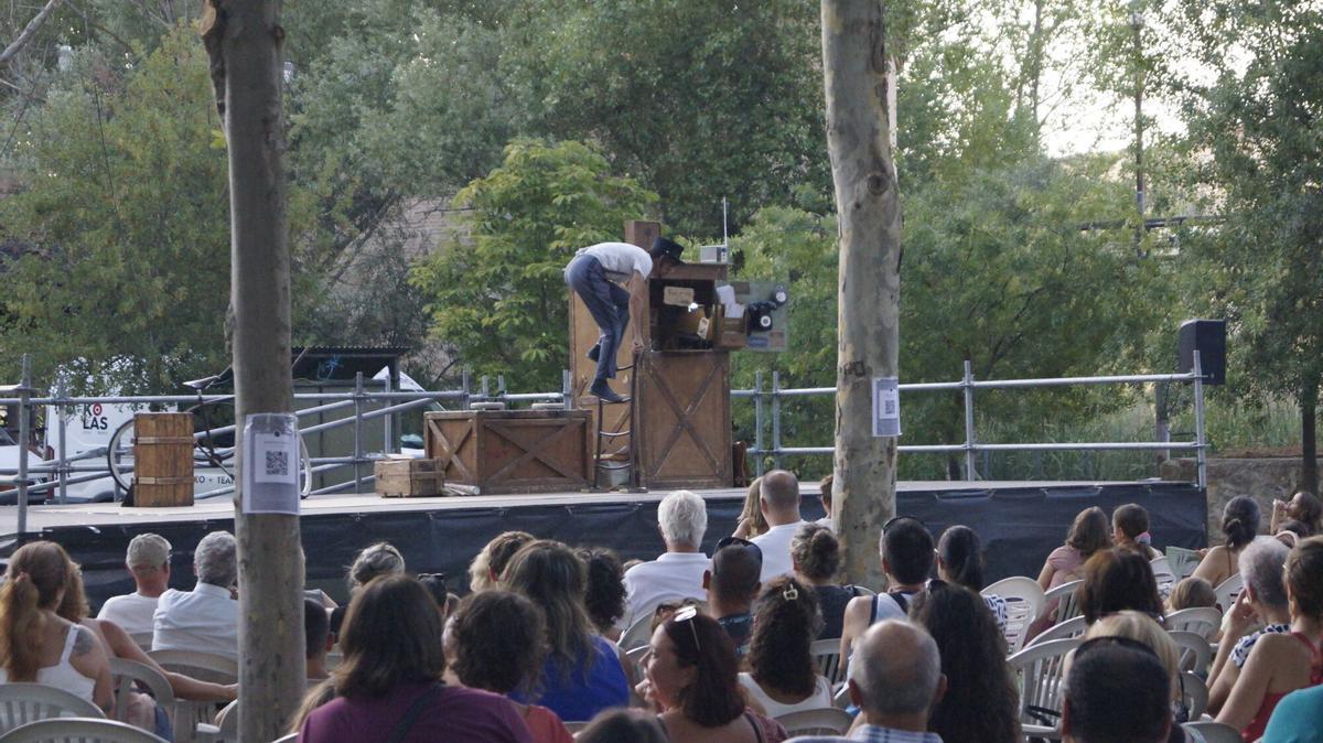 Jean Philippe Kikolas lleva su show "Sin remite" a las Aceñas de Cabañales dentro del festival Circo a la Calle. Jean Philippe Kikolas lleva su show "Sin remite" a las Aceñas de Cabañales dentro del festival Circo a la Calle.