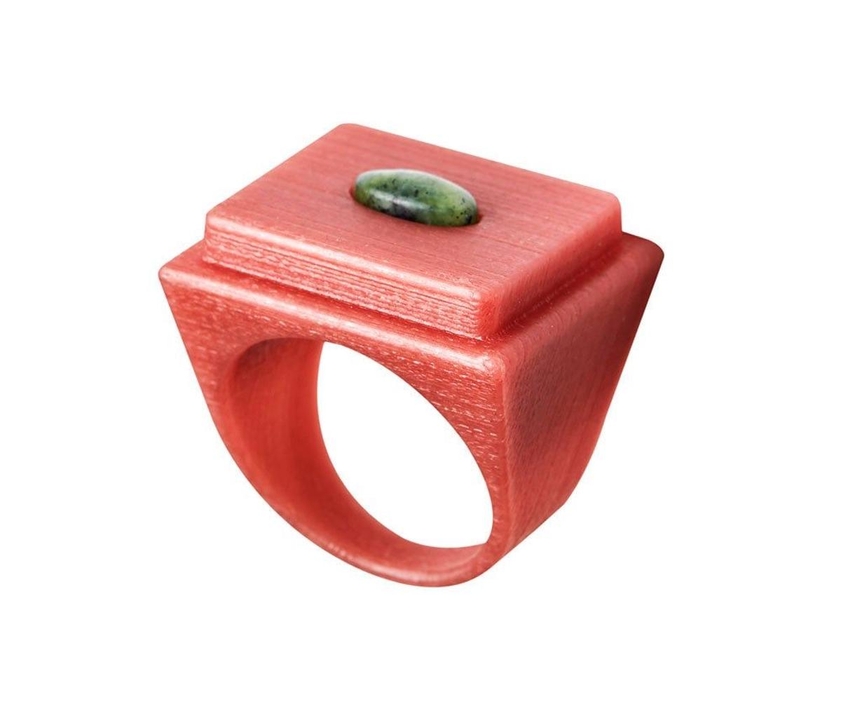 Anillo coral con piedra de Mango (precio: 25,99 euros)