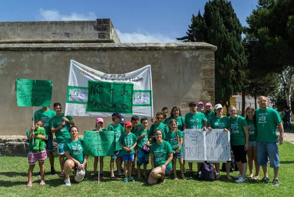 Más de un millar de rinconeros se manifiesta en la localidad axárquica para exigir una vez más la construcción de un nuevo centro de Educación Secundaria que mitigue la masificación actual