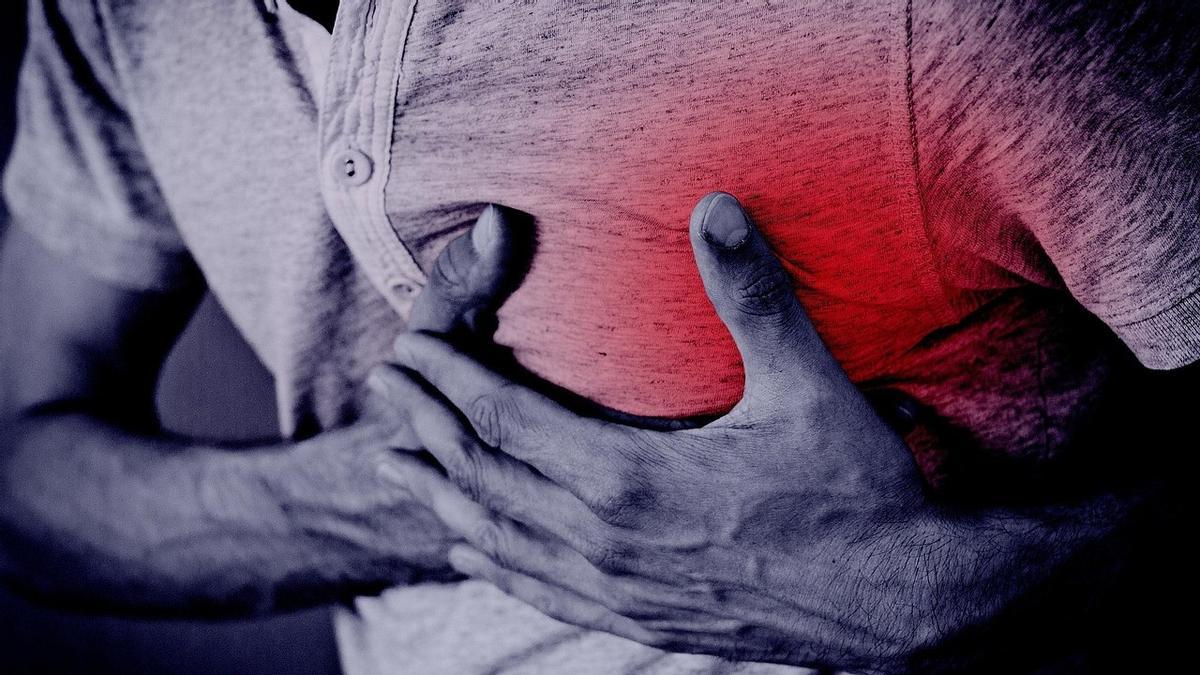 Simulación de una persona que sufre problemas del corazón.