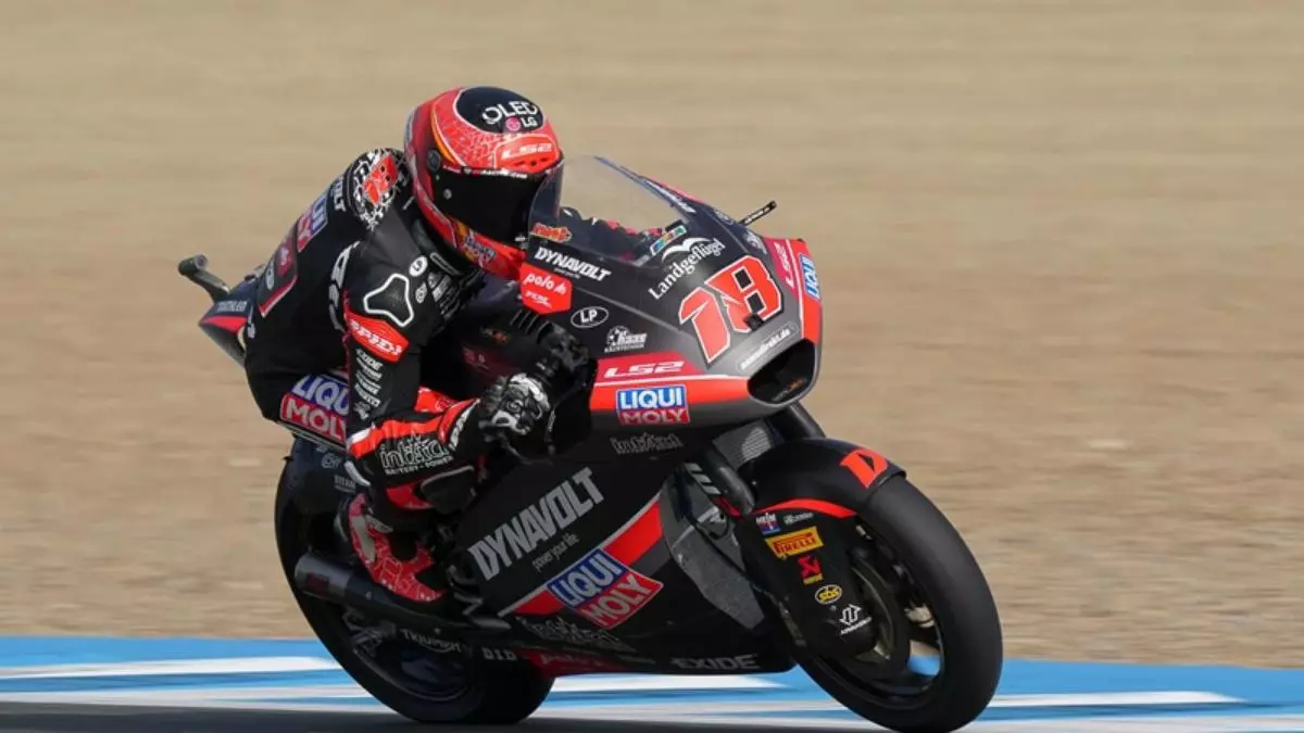 El l赤der de Moto2, Manuel Gonz芍lez, al control en Le Mans