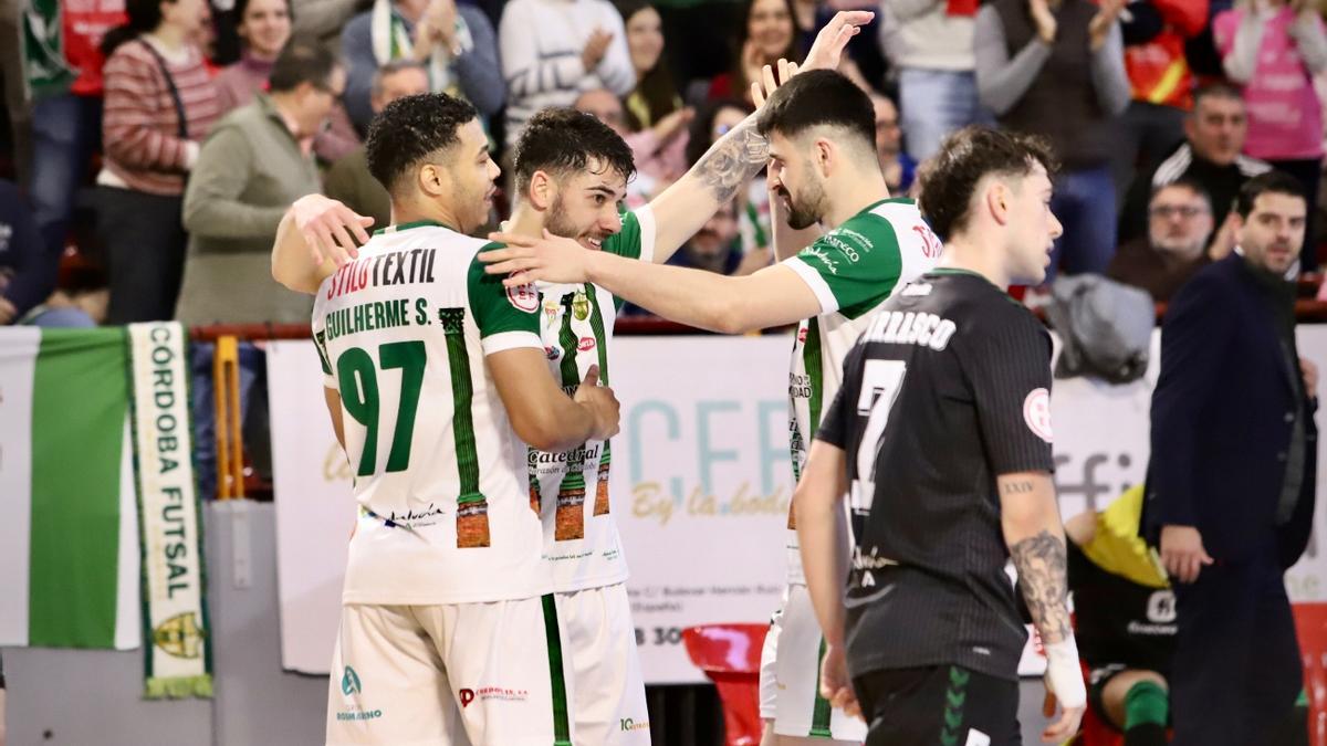 El Córdoba Futsal celebra un gol.