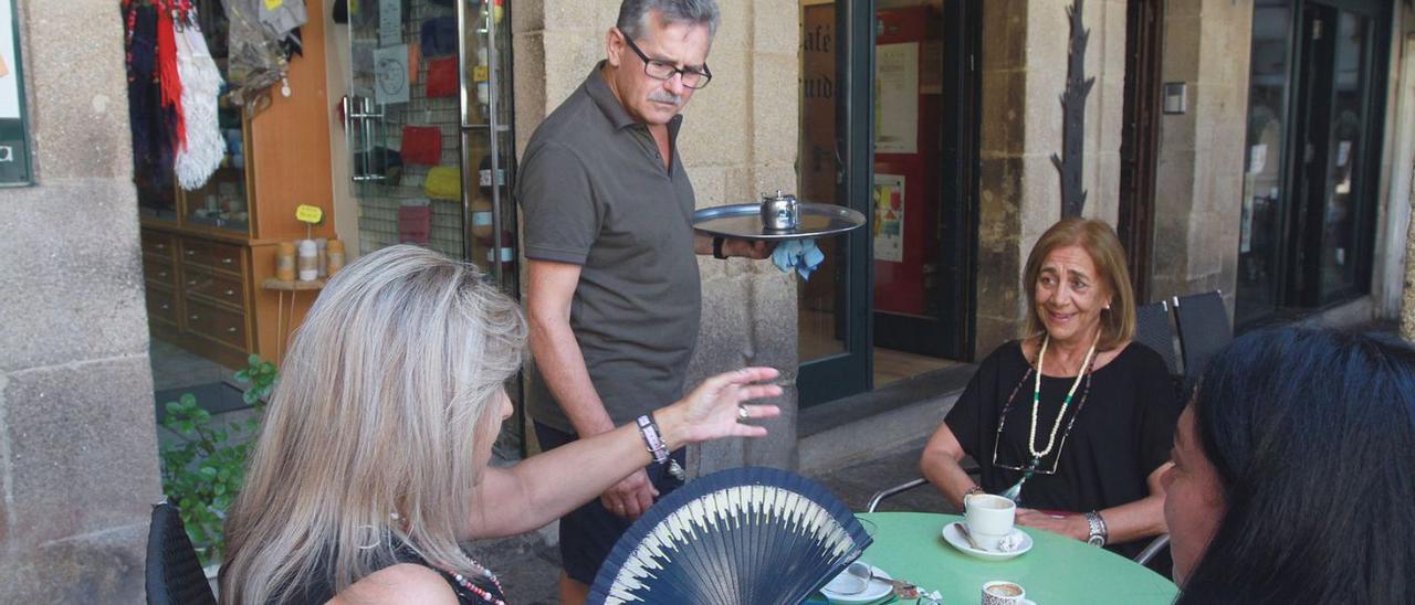 Un trabajador de hostelería atiende una mesa en una terraza del casco histórico. |   // IÑAKI OSORIO