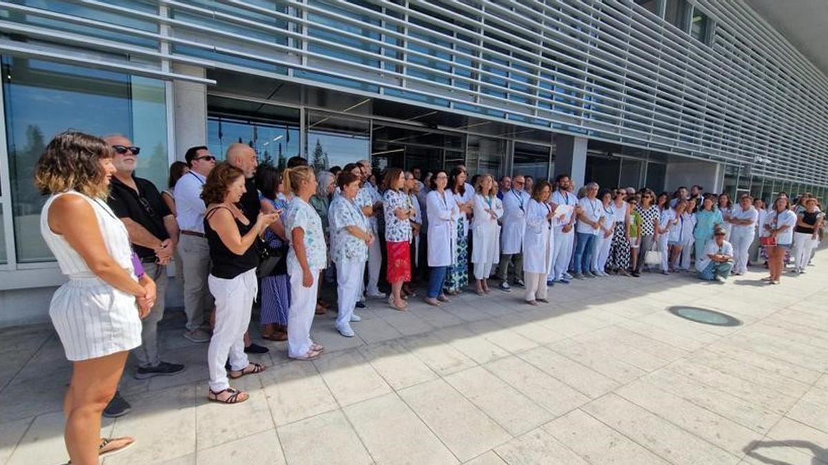 Profesionales sanitarios del Costa del Sol, en una concentración para condenar una agresión a un compañero.