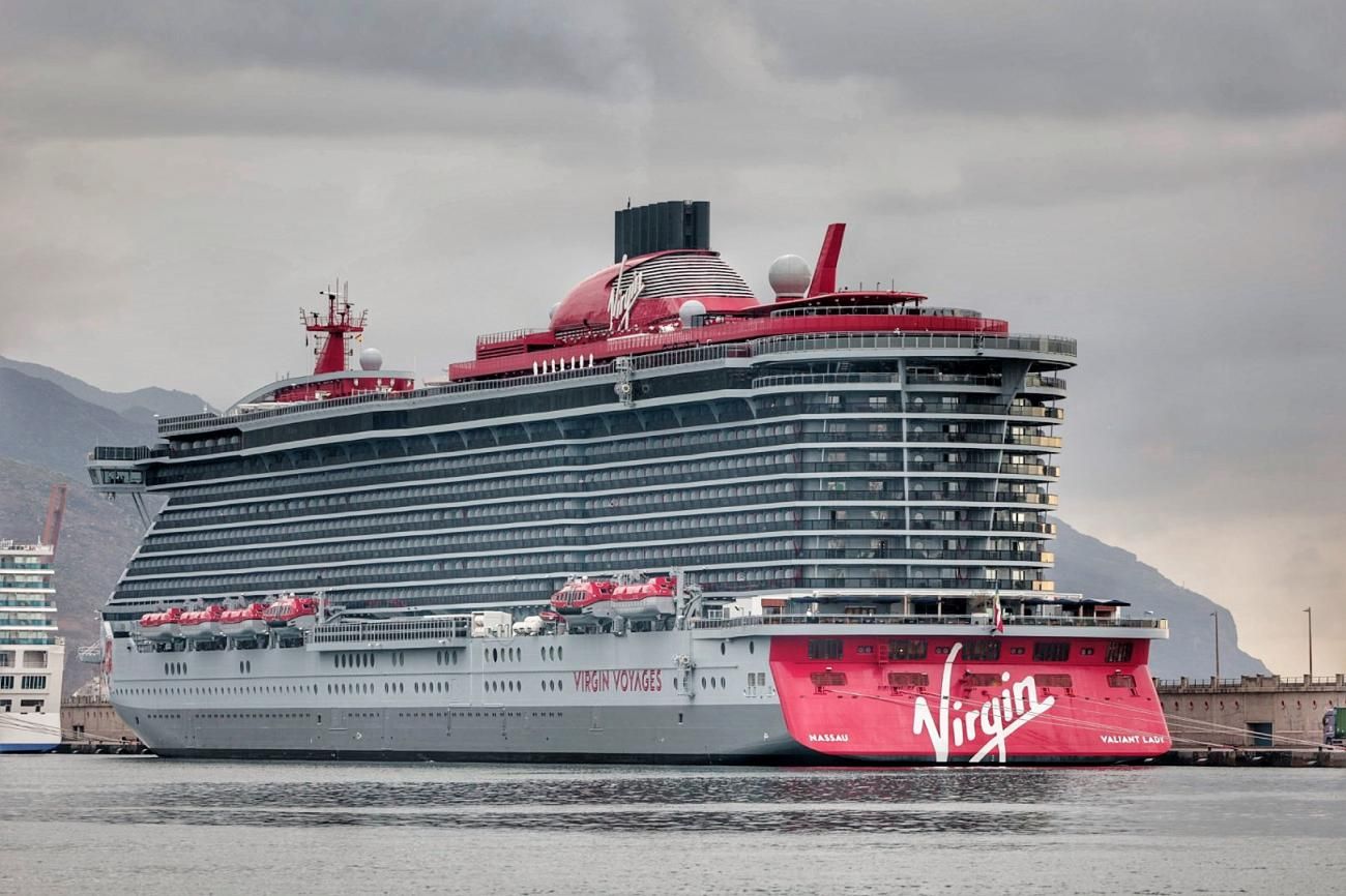 Llegada al Puerto de Santa Cruz de Tenerife del crucero 'Valiant Lady'