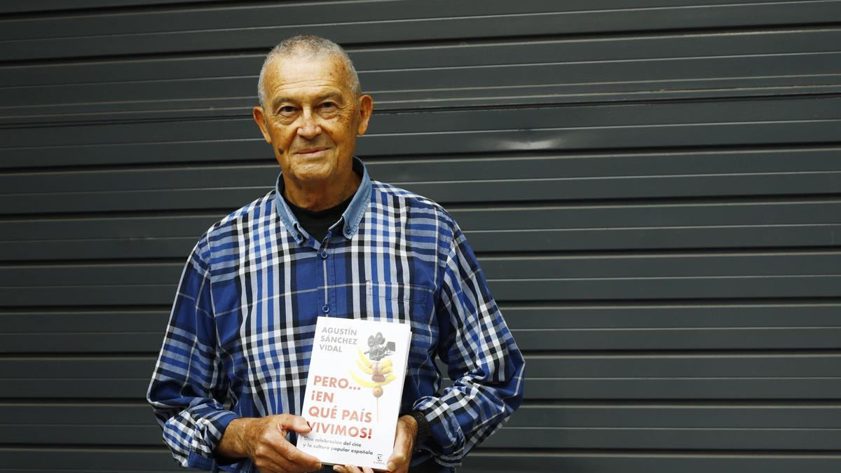 Agustín Sánchez Vidal con el libro que presenta este jueves en el museo IAACC Pablo Serrano de Zaragoza.