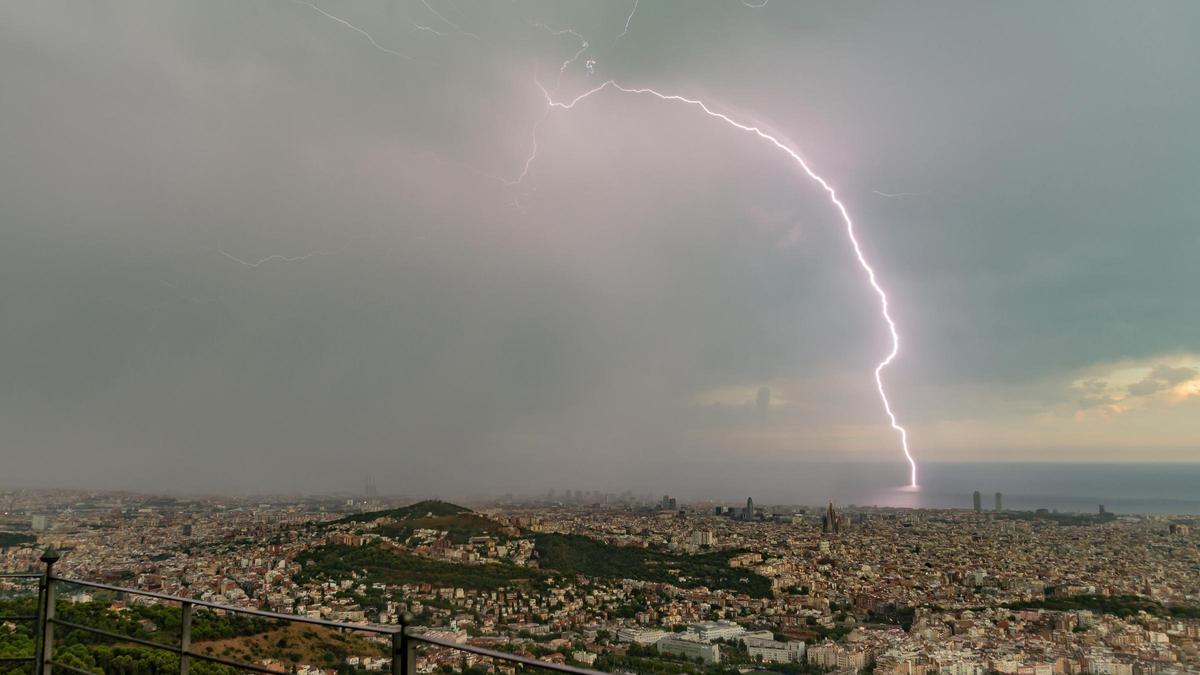 Fotos tomadas desde el Observatori Fabra durante la tormenta que ha cubierto Barcelona esta tarde Fotos tomadas desde el Observatori Fabra durante la tormenta que ha cubierto Barcelona esta tarde
