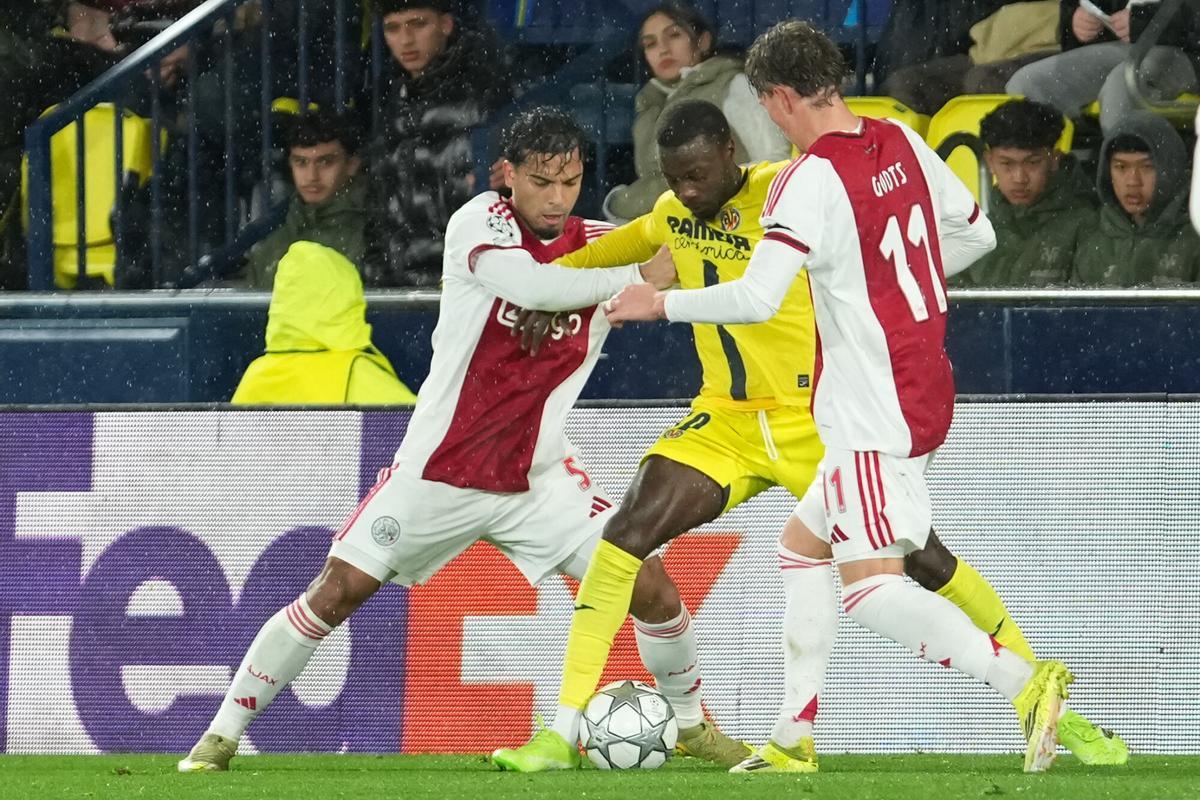 Pépé, del Villarreal, entre dos jugadores del Ajax.