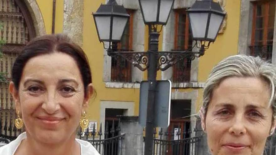 Marifé Gómez y Teresa González en Infiesto, ayer.